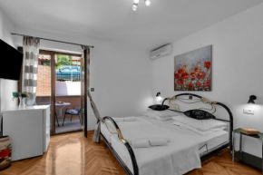 Gästezimmer für zwei Erwachsene und ein Kind mit Balkon ohne Meerblickb